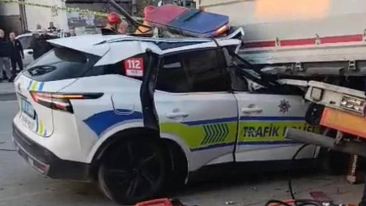 Manisa'da Feci Kaza! Trafik Polisi Aracı Tıra Çarptı! 1 Polis Şehit Oldu, 1 Ağır Yaralı