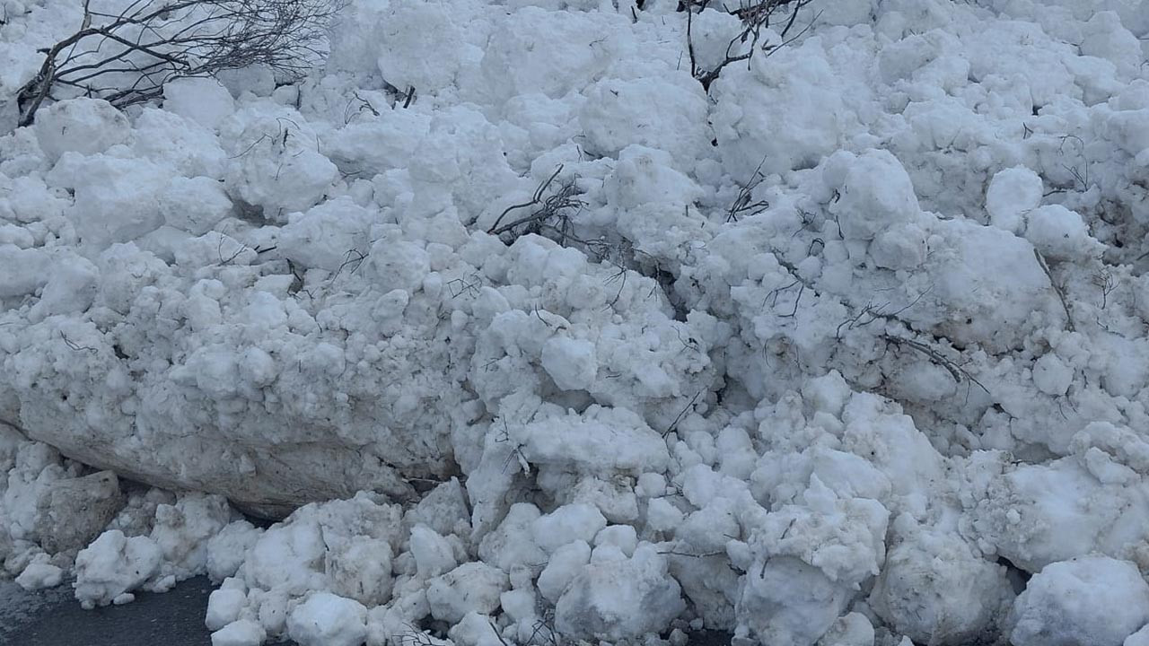 Hakkari-Çukurca Yolunda Çığ Kabusu! Ulaşım Durdu