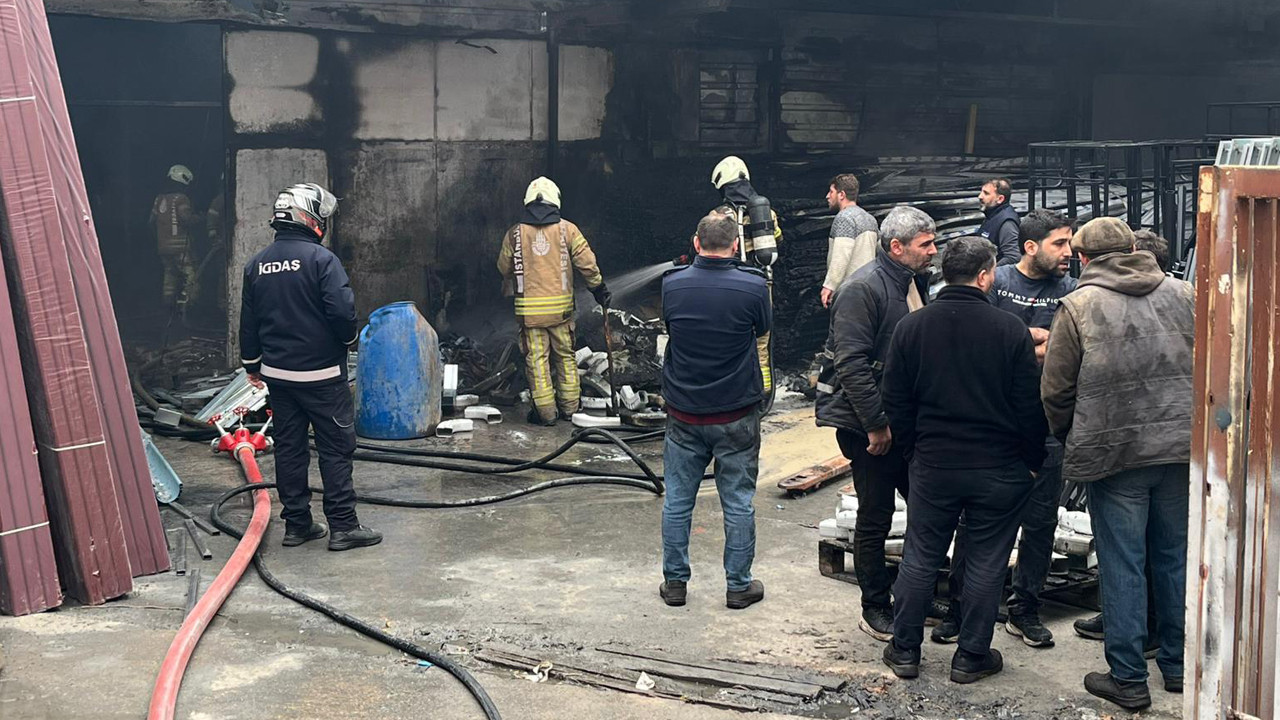 İstanbul Sultanbeyli'de Plastik İmalathanesinde Korkutan Alevler