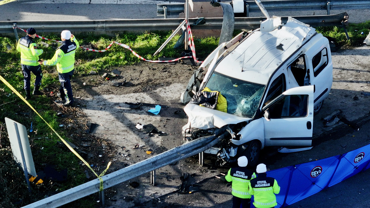 Düzce'de Korkunç Kaza! Bariyere Ok Gibi Saplandı, 2 Kişi Öldü