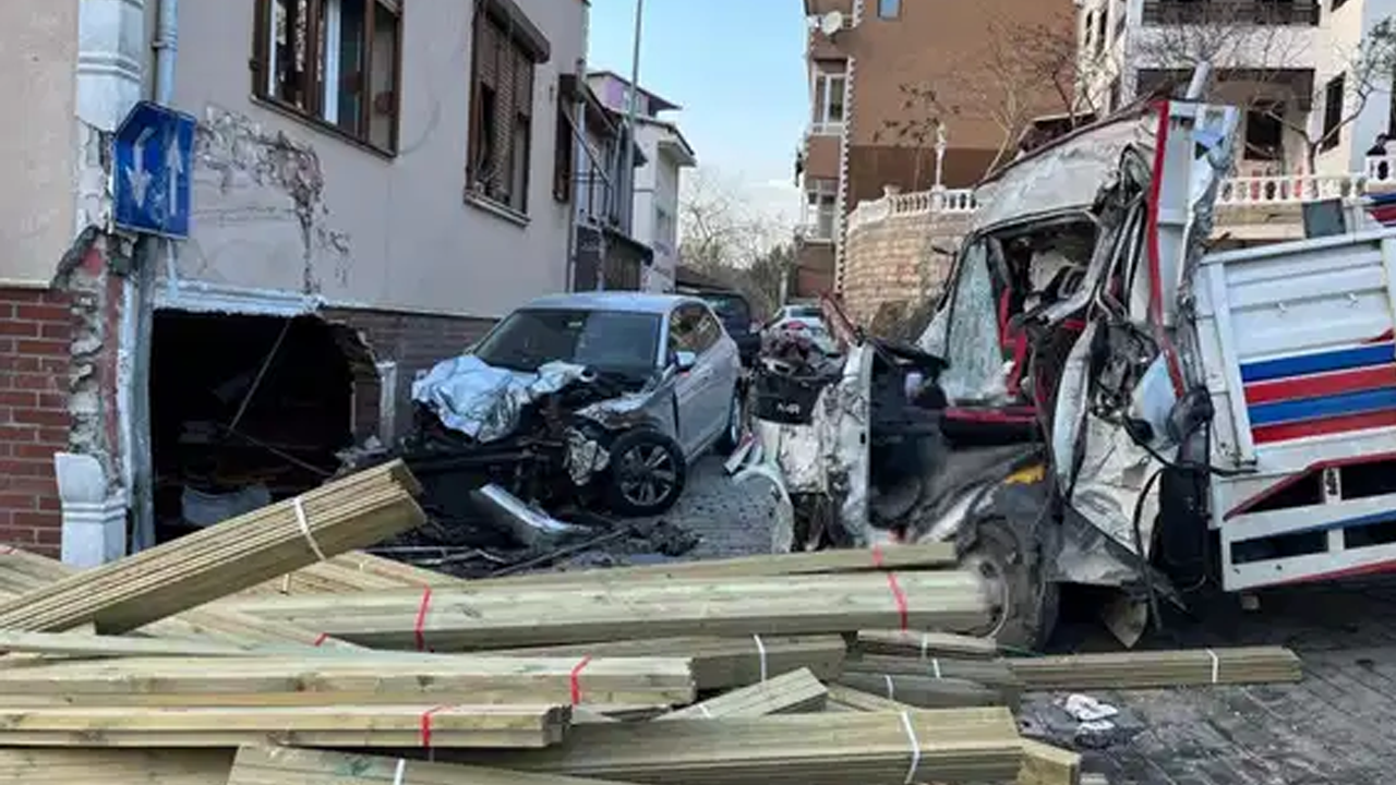 Beykoz'da Feci Kaza! Kamyon Dükkana Daldı, 2 Ölü