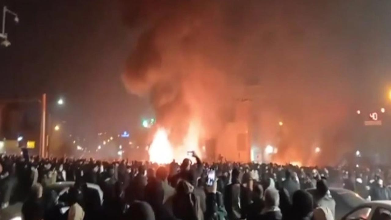 İran'daki Gösterilerde Can Kaybı Yükseldi