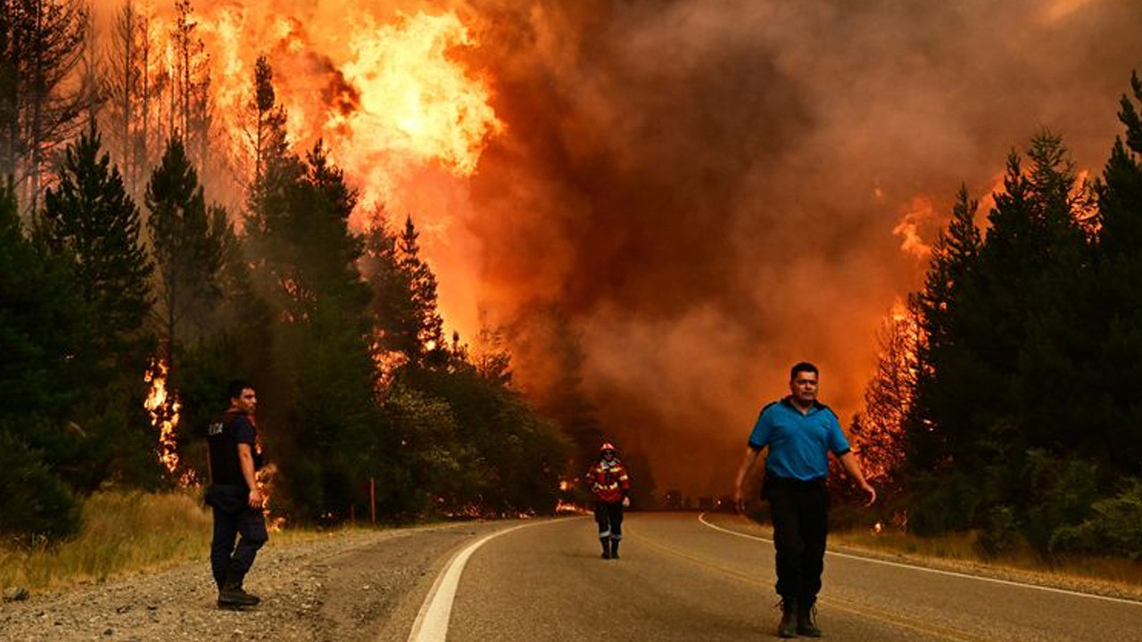 Arjantin'in Patagonya Bölgesi Alevler İçinde! 17 Bin Futbol Sahası Büyüklüğündeki Alan Kül Oldu
