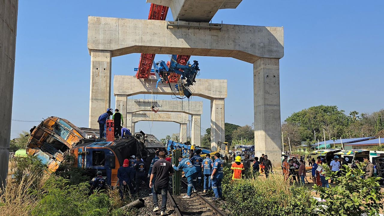 Tayland’da Üzerine Vinç Düşen Tren Devrildi, 22 Ölü