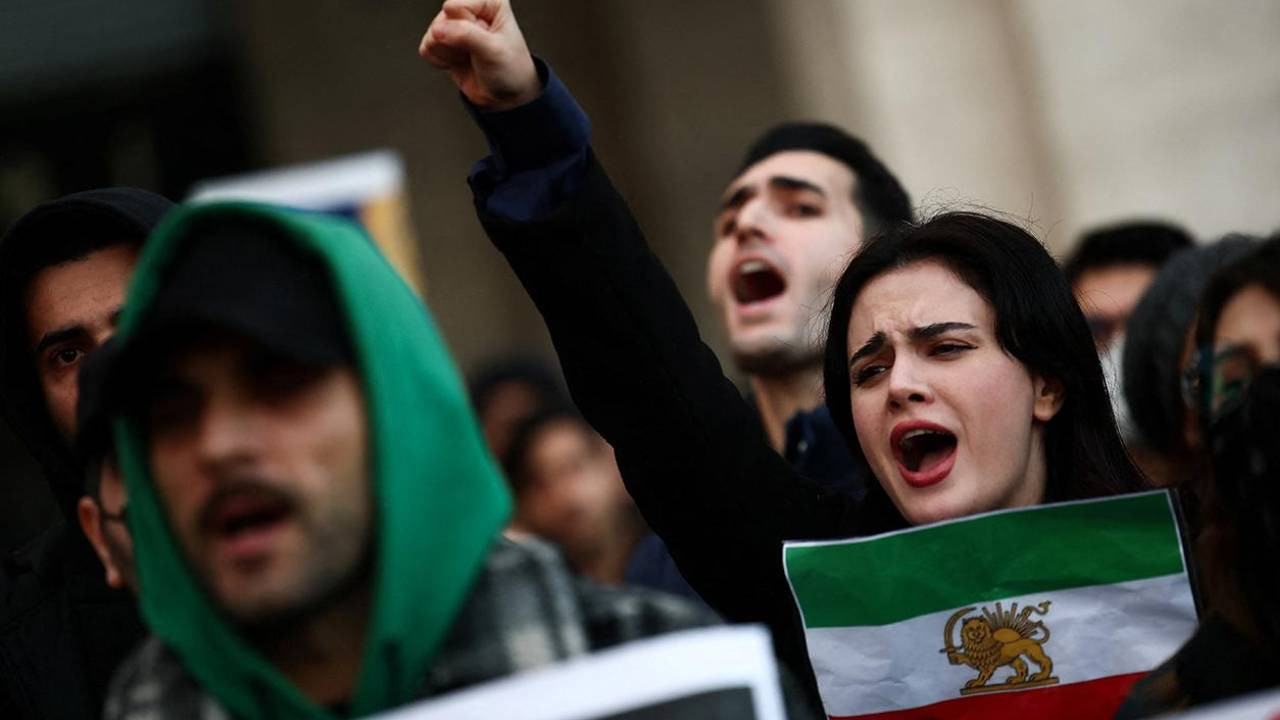 İran'daki Olaylarda Ölenlerin Sayısı 3 bin 90'a Yükseldi