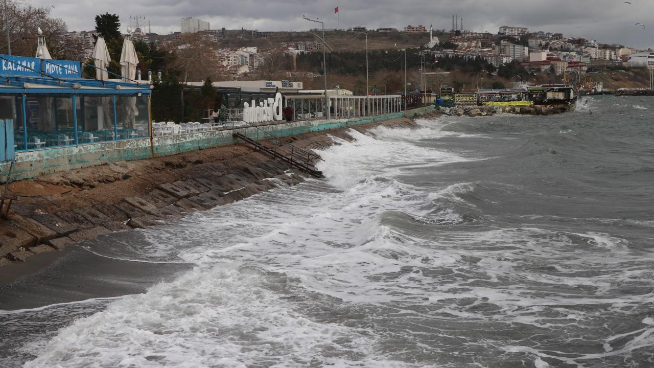 Tekirdağ'da Lodos Alarmı: Deniz Ulaşımı Durdu