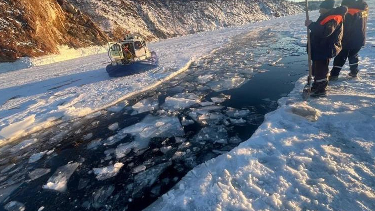 Buz Kırılınca Araç Suya Gömüldü! Baykal Gölü Turistlere Mezar Oldu