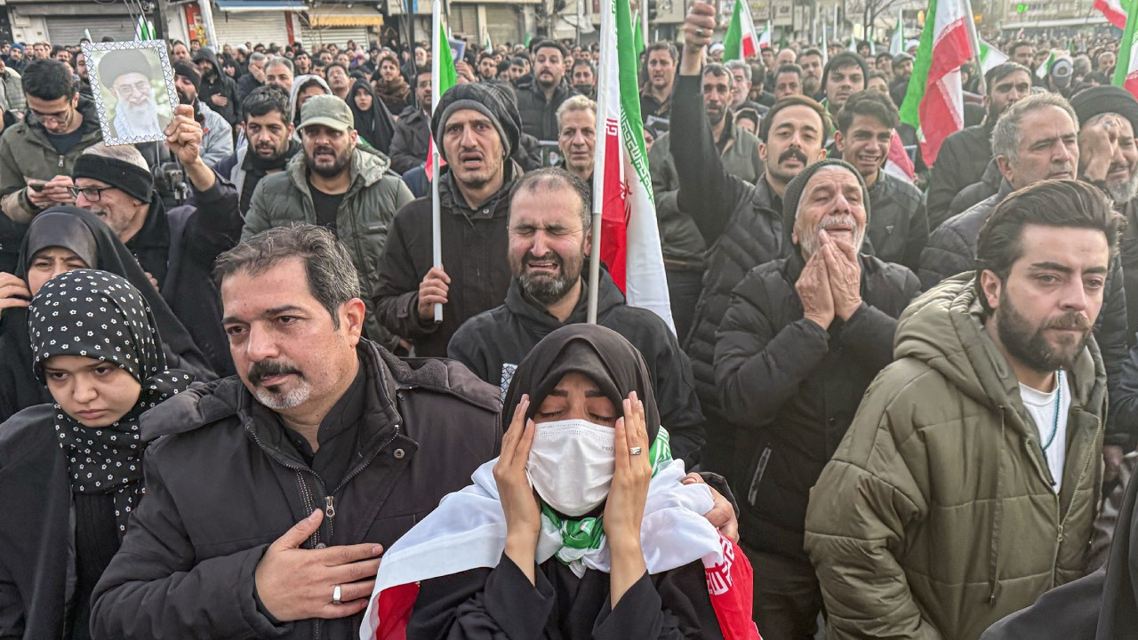 İran’da Siyah Bayraklar Çekildi, Sokaklar Doldu: Hamaney’in Ölüm Haberi Bölgede Gerilimi Tırmandırdı
