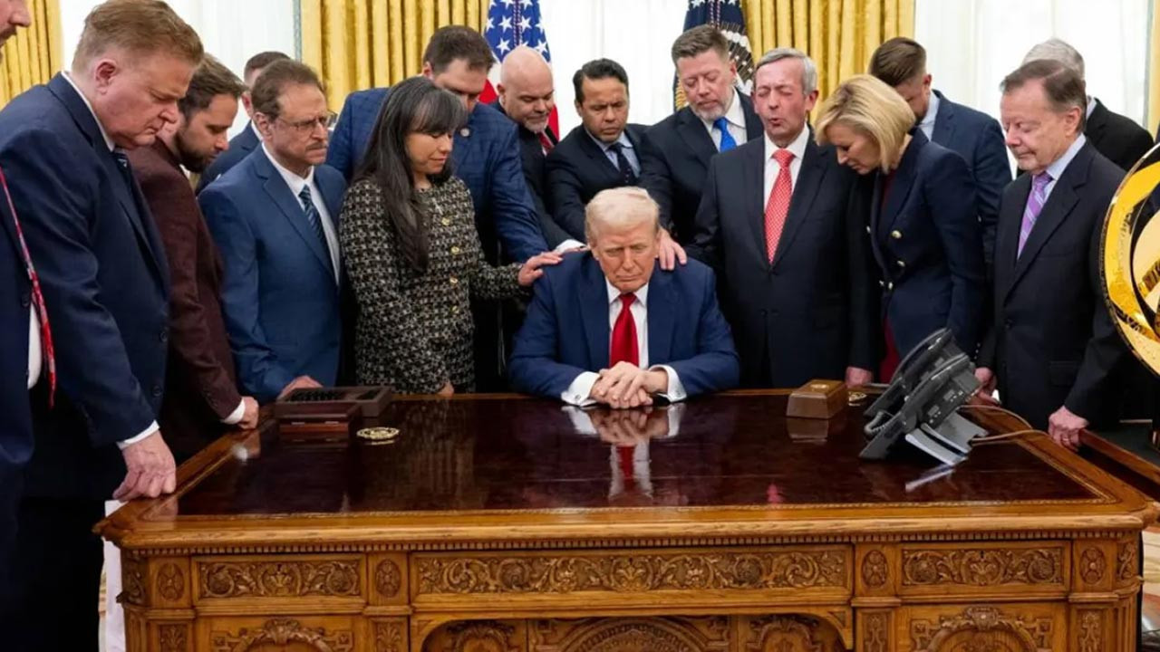 Beyaz Saray’da Sıra Dışı Görüntüler: Trump’ın Etrafında Dua Halkası