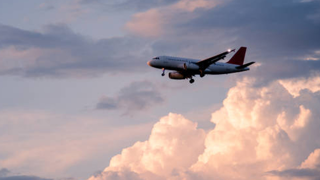 Yolcu Uçağı İniş Sırasında Pistten Çıktı