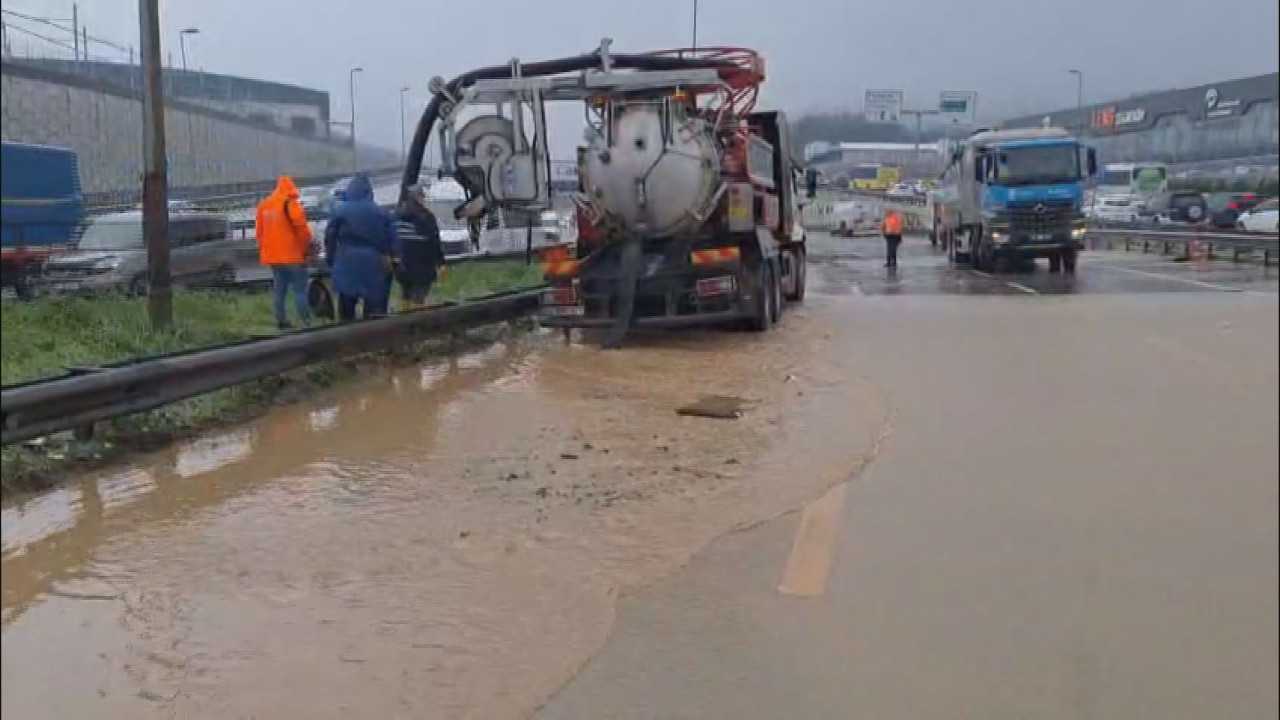 Çekmeköy'de Dere Taştı, Kadıköy Yönünde Ulaşım Kapandı