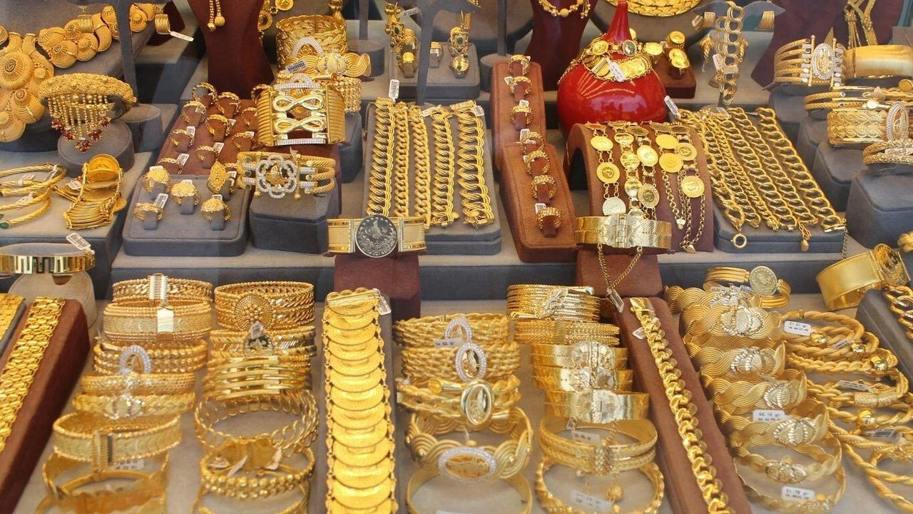 Altın 17 Yılın En Kötüsüne Hazırlanıyor: Düşüş Yüzde 14'e Dayandı, Ünlü Bankadan Yıl Sonu Tahmini