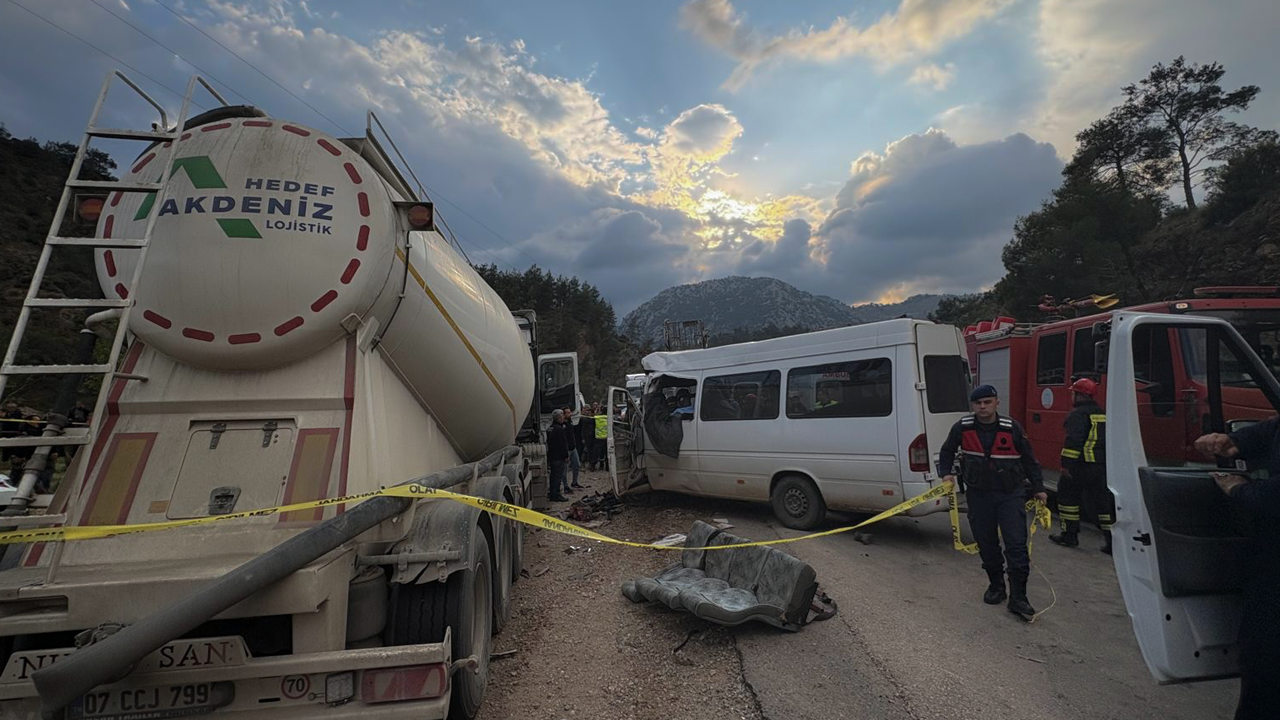 İşçi Servisi le Tır Çarpıştı... 7 Ölü, 3 Yaralı