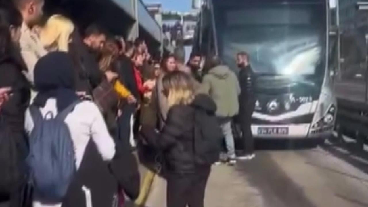 İstanbul'da Metrobüs Gerilimi! Vatandaş Yola İndi, Araçların Önünü Kesti