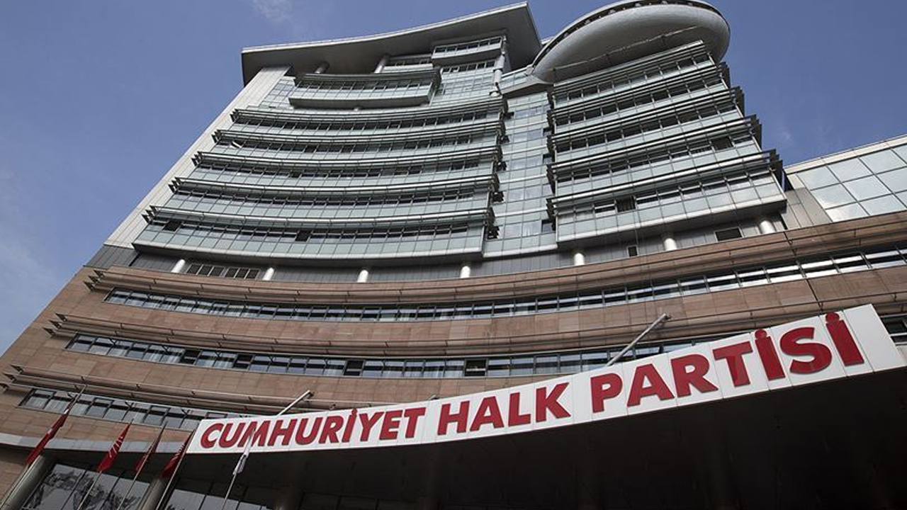 CHP Toplantısında Ortalık Karıştı: Zeydan Karalar İle Vahap Seçer Birbirine Girdi!