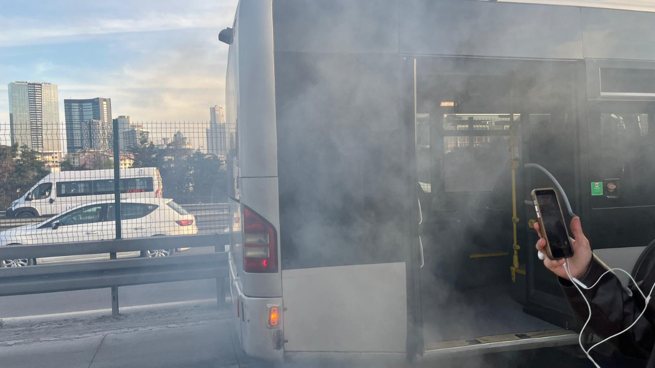Okmeydanı'nda Metrobüs Yangını: Bir Anda Alevler Yükseldi