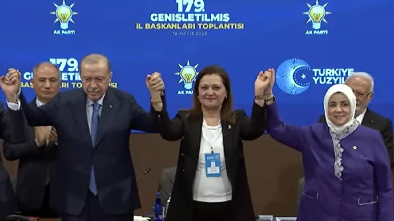 Burcu Köksal Resmen AK Parti'de! Rozetini Cumhurbaşkanı Erdoğan Taktı