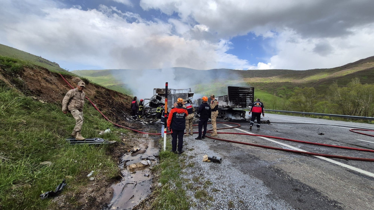 Kafa Kafaya Çarpışan TIR'ların Şoförleri Feci Şekilde Can Verdi