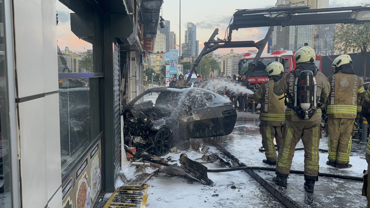 Lüks Aracın Daldığı Dükkanda Yangın! 2 Kişi Yarala…