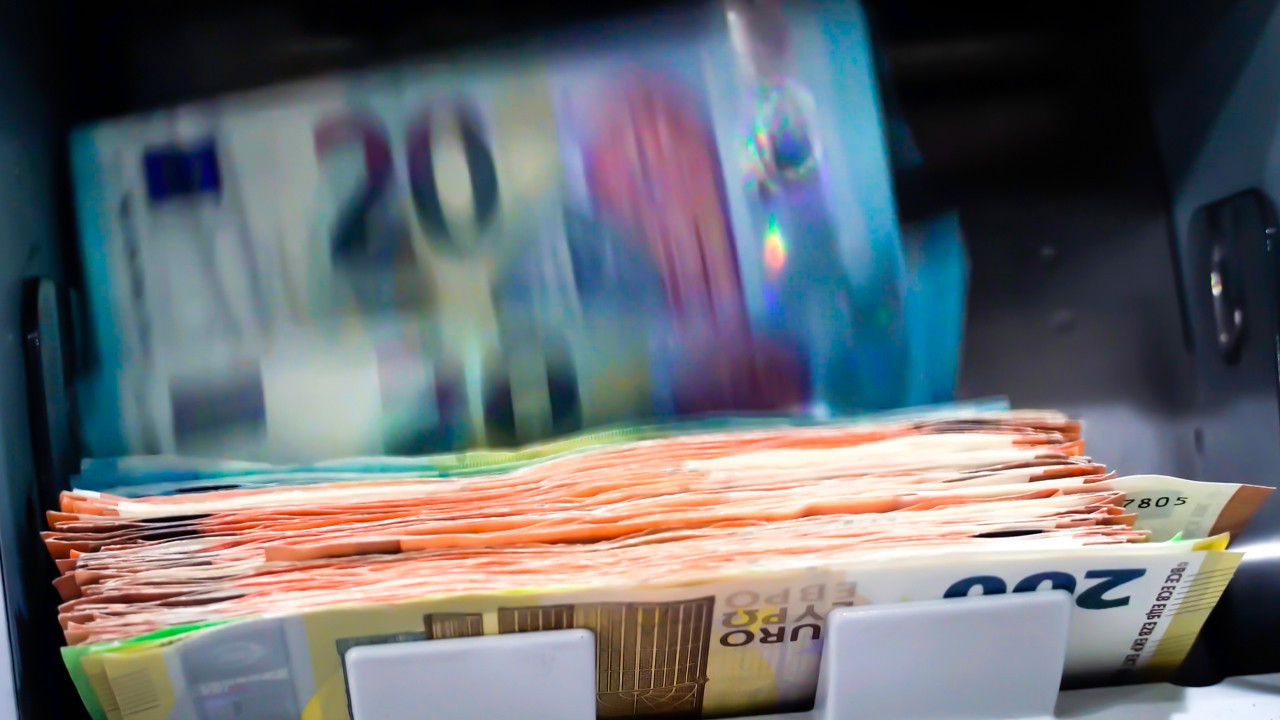 Döviz Yeni Haftaya Nasıl Başladı? Dolar Primli, Euro Sakin