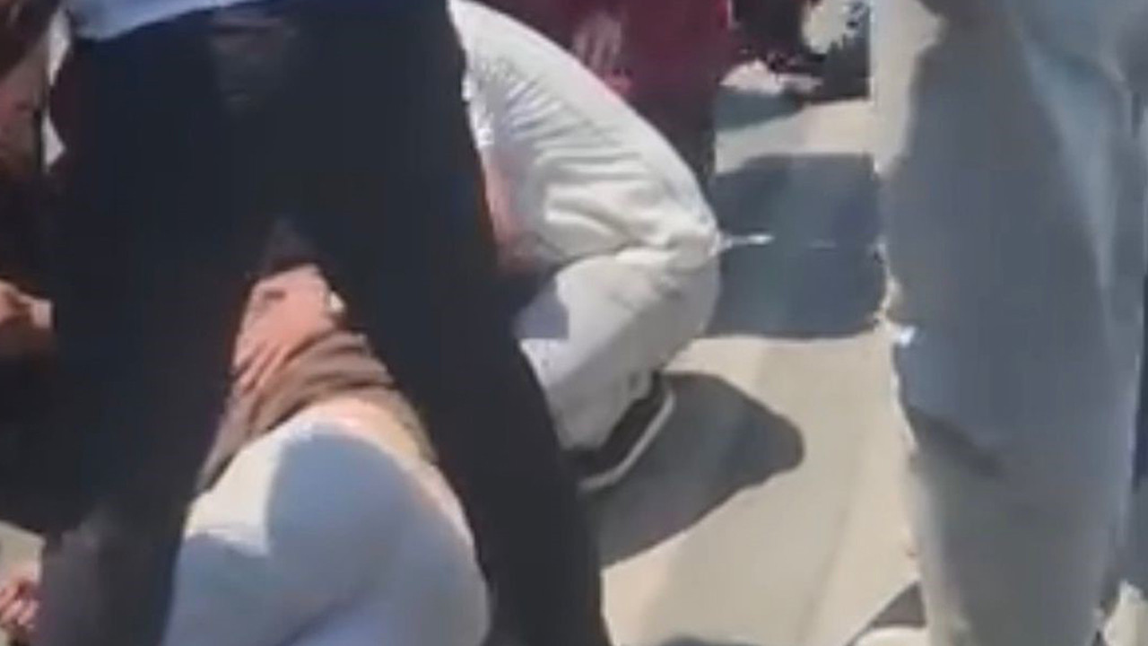 Eminönü'nde Skuter Faciası! İETT Otobüsünün Altına Girdi, Durumu Kritik