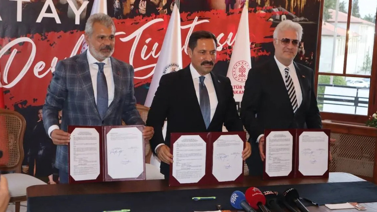 Depremde Yıkılan Tarihi Hatay Devleti Meclis Binası Tiyatroyla Küllerinden Doğdu