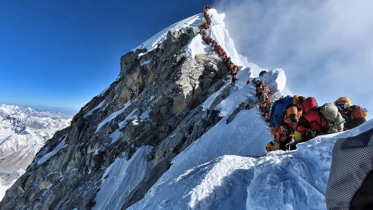 Everest’te Tarihi Gün: Tek Günde 274 Dağcı Zirveye Çıkarak Dünya Rekorunu Kırdı!