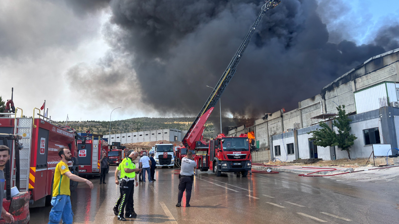 Gaziantep'te Tekstil Fabrikasında Yangın, Saatler Sürüyor