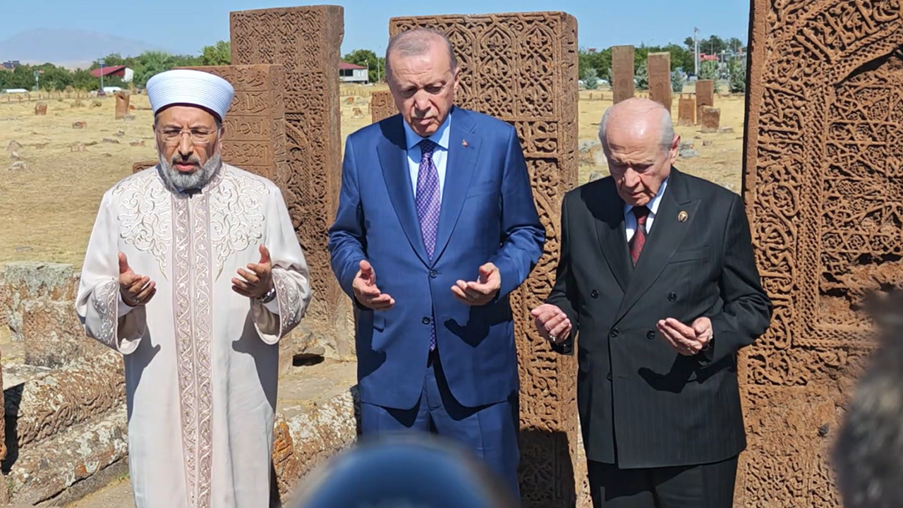 Cumhurbaşkanı Erdoğan ve Devlet Bahçeli'den Ahlat'ta Anlamlı Ziyaret! Gözler Kabine Toplantısında