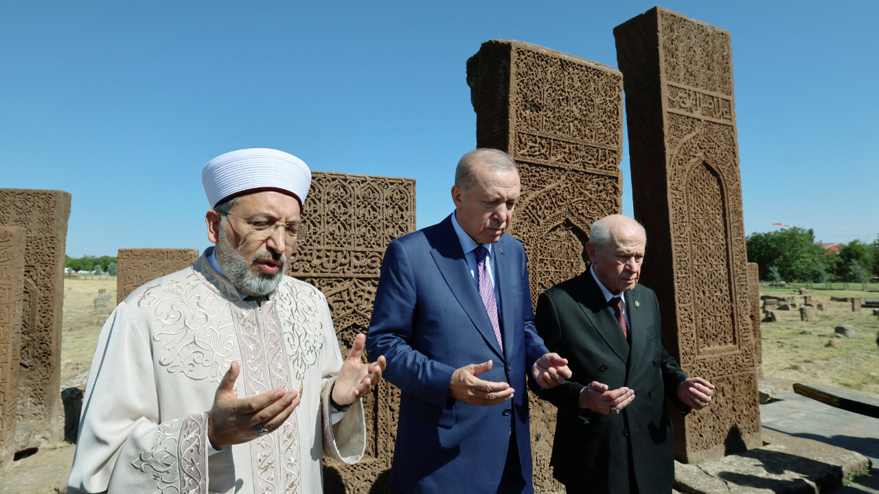 Devletin Zirvesi Ata Toprağında: Cumhurbaşkanı Erdoğan ve Bahçeli Ahlat Selçuklu Mezarlığı'nı Ziyaret Etti