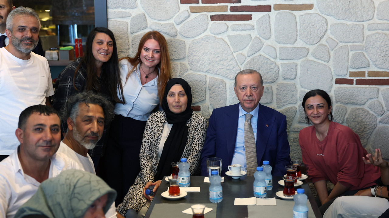 Cumhurbaşkanı Erdoğan Çengelköy'de Esnafla Buluştu: Kebapçı Davetini Geri Çevirmedi