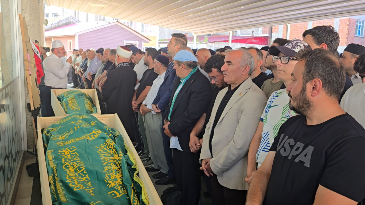 Rize'de Kahreden Veda: Denizde Boğulan Ağabey ve Kardeşi Son Yolculuklarına Uğurlandı
