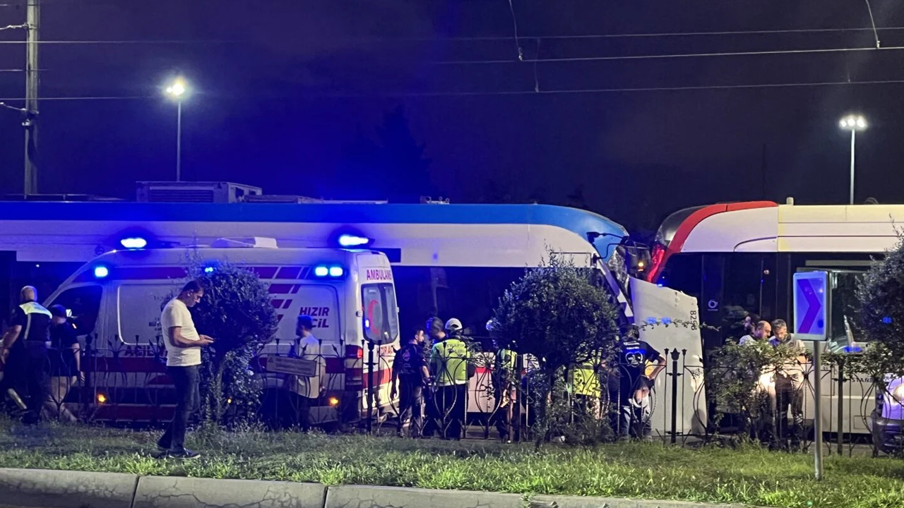 Zeytinburnu'nda Tramvaylar Kafa Kafaya Çarpıştı: Yaralılar Var, Seferler durduruldu