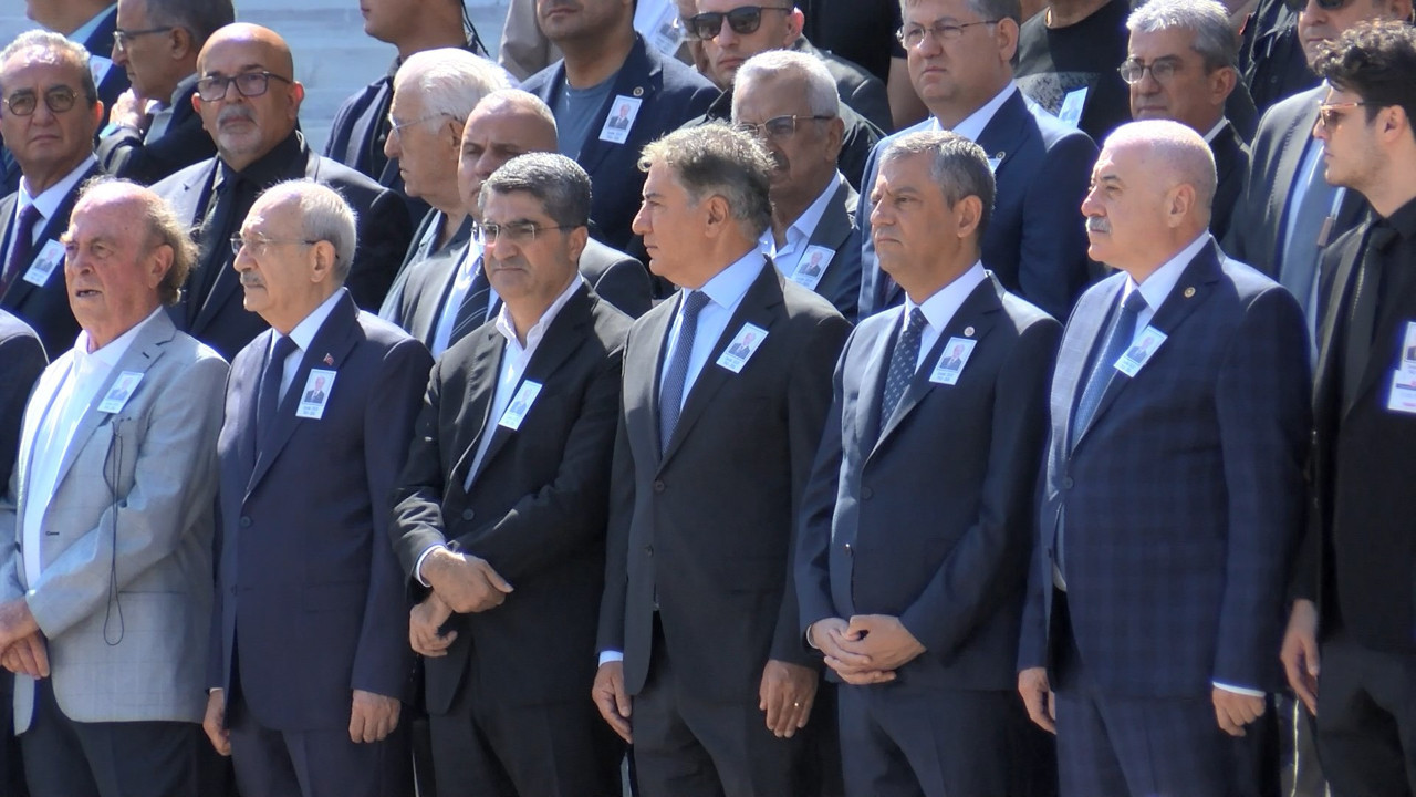 Kemal Kılıçdaroğlu ve Özgür Özel Eski CHP Genel Başkan Vekili Cevdet Selvi'nin Cenaze Töreninde Yan Yana Geldi