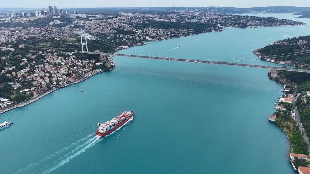 İstanbul Boğazı'nda Gemi Trafiği Askıya Alındı