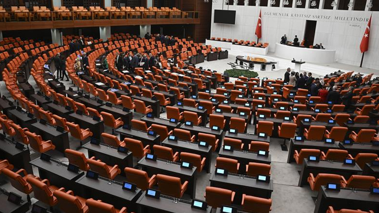 Meclis'te Kriz Mesaisi: İstifayla Düşen Grubu Yeniden Refah Kurtardı