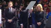 Biden olmayan sandalyeye oturmaya çalıştı