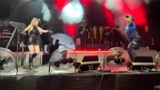Derya Uluğ Konserinde Zabıtadan Dans Şov! Sahneye Çıkıp Ortalığı Yıktı!