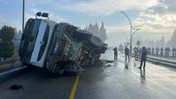 Edremit'te Yol Çöktü, Kamyon Devrildi