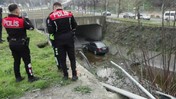 Korkutan Kaza, Su Kanalına Uçan Otomobilden Yaralı Kurtuldular