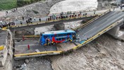 Peru'da Köprü Çöktü! Ölü ve Çok Sayıda Yaralı Var