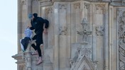 Bir Gösterici Filistin Bayrağıyla Londra'daki Elizabeth Kulesi'ne Tırmandı