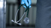 Bir Ülke Şokta! Doktor 15 Hastasını Öldürdü: Mezarlar Açıldıkça Sayı Artıyor...