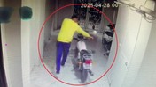 Reyhanlı’da Motosiklet Hırsızlığı Kamerada: Şüpheli Mont Çalıp Kayboldu