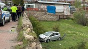 Malatya'da Feci Kaza: Otomobil Bahçeye Uçtu, 2 Kişi Yaralı