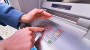 ATM'lerdeki Kırmızı Tuşun Gizli Tüyosu: Nakit Para Çekerken Dikkat!