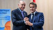 NATO Zirvesi'nde Dikkat Çeken Görüntü! Cumhurbaşkanı Erdoğan-Macron Görüşmesinde Beden Dili Konuştu
