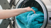 Havlular Makinede İşte Bu Yüzden Sertleşiyor! Uzmanlar Püf Noktasını Paylaştı