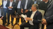Özgür Özel Tebligatı Yırtıp Attı