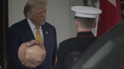 Trump'ın Moraran Eli Gündem Oldu! Beyaz Saray'dan Açıklama Geldi